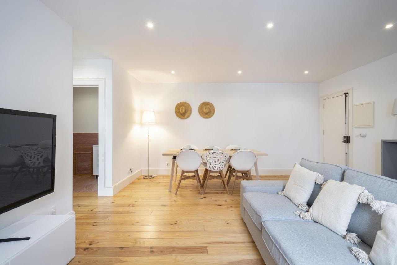 Warm And Cozy Parquet Flooring Apartment In Almada Ngoại thất bức ảnh